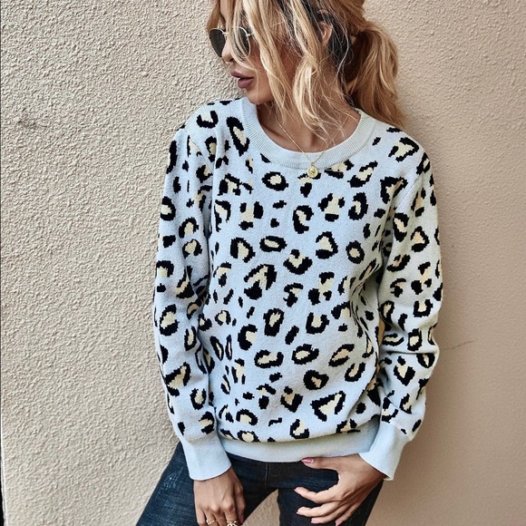 🆕Leopard Print Backless Sweater Light Gray - Picture 5 of 7